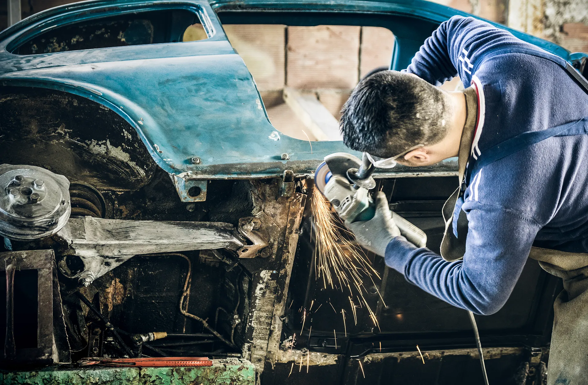 Demontage eines Oldtimers zur Komplettrestaurierung