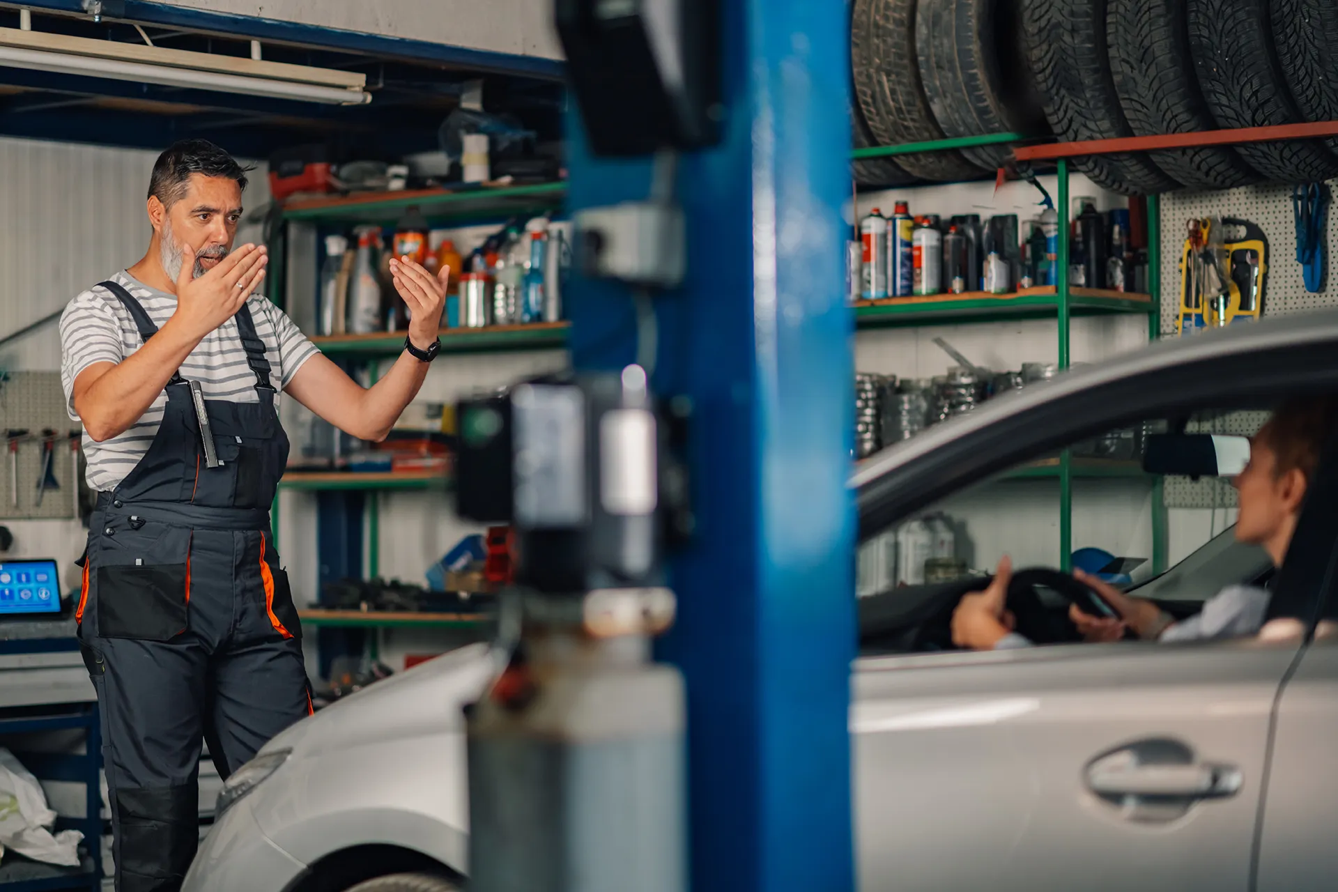 Auto kommt auf die Hebebühne